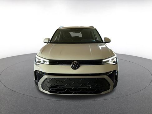 Used 2025 Volkswagen Taos SE image 4