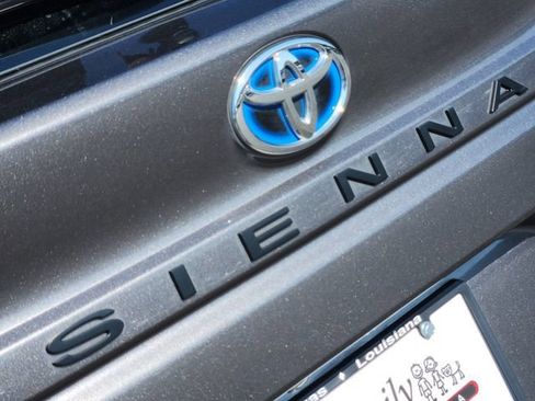 Used 2023 Toyota Sienna XLE FWD image 6