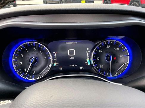 Used 2024 Chrysler Pacifica Touring-L FWD image 20