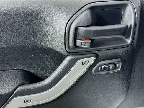 Used 2018 Jeep Wrangler Unlimited Sahara w/ Connectivity Group image 12