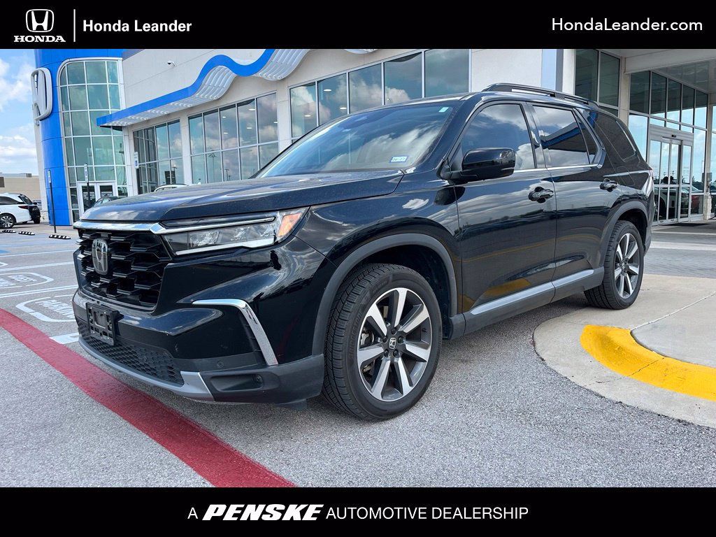 Used 2024 Honda Pilot Touring image 1