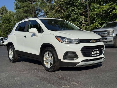 Used 2020 Chevrolet Trax LT w/ LT Convenience Package FWD image 2