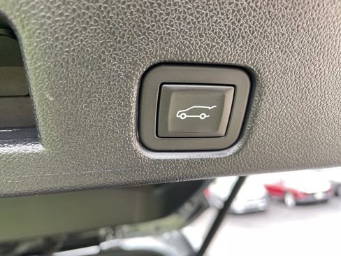 Used 2025 Chevrolet Traverse LT w/ Sun and Wheel Package AWD/4WD image 8