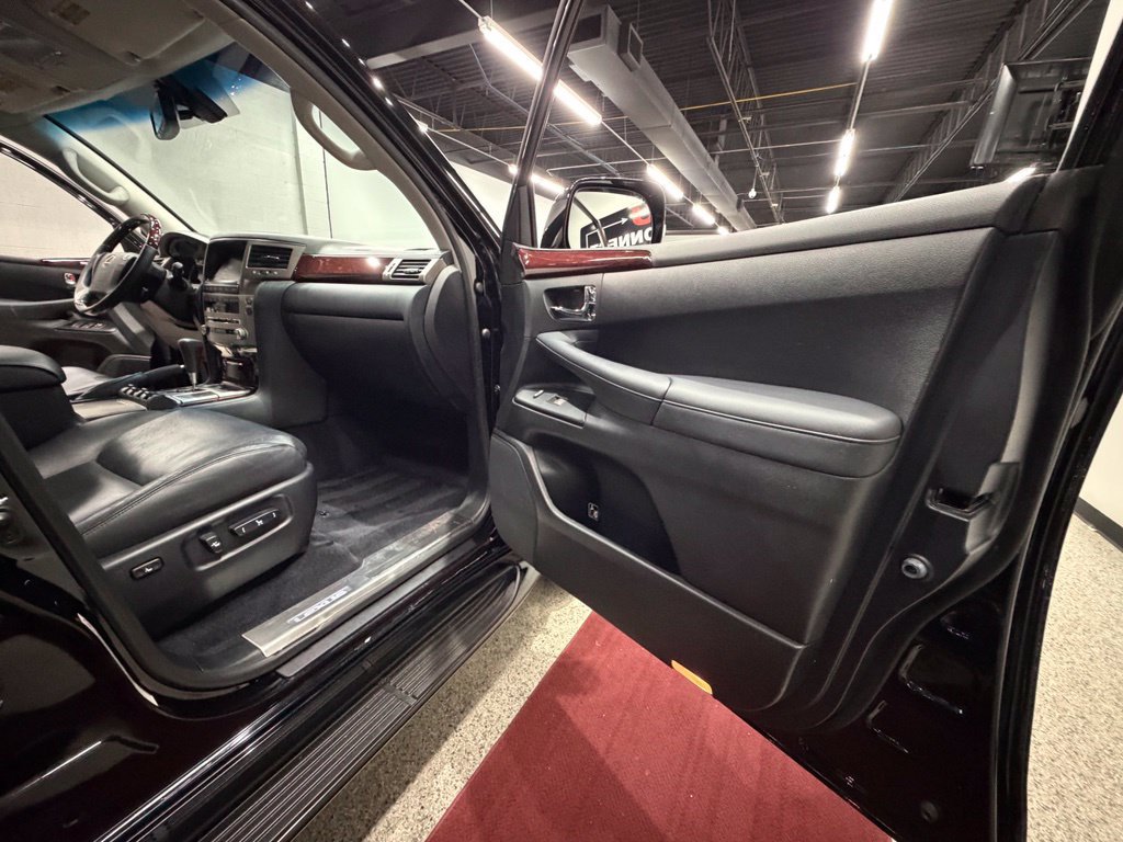 Used 2014 Lexus LX 570 4WD image 40