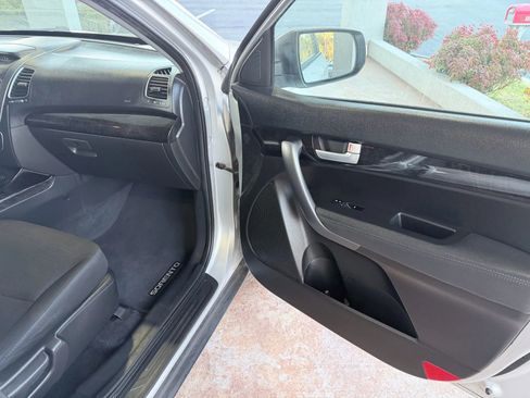 Used 2015 Kia Sorento LX image 16