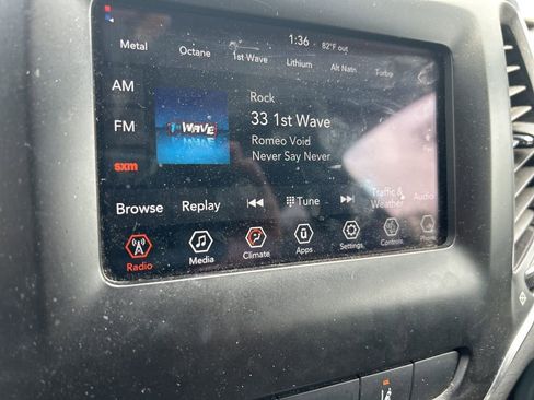 Used 2021 Jeep Cherokee Latitude Plus w/ Mopar Interior Package image 8