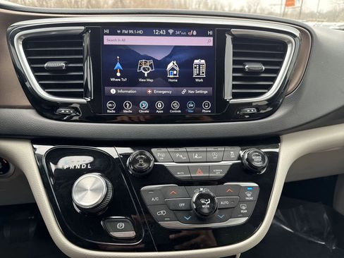 Used 2018 Chrysler Pacifica Touring-L Plus w/ Advanced Safetytec Group image 20