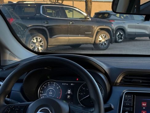 Used 2025 Nissan Versa SV image 34