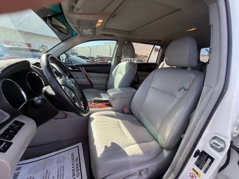 Used 2012 Toyota Highlander Limited w/ Tow Pkg FWD image 16