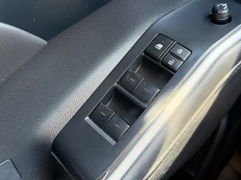 Used 2023 Toyota Highlander XLE FWD image 29