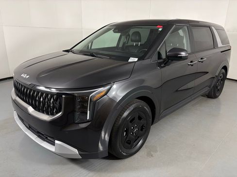 Used 2025 Kia Carnival image 4