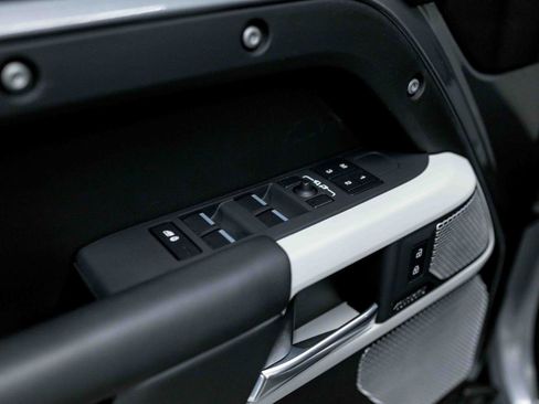 Used 2023 Land Rover Defender 130 SE image 40