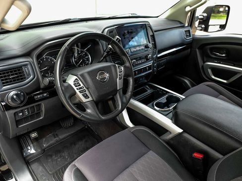Used 2022 Nissan Titan SV w/ SV Convenience Package RWD image 4