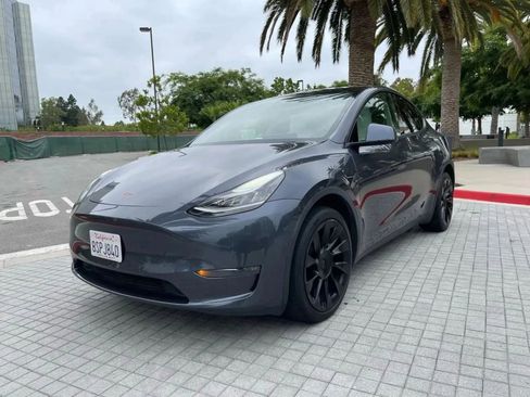 Used 2024 Tesla Model Y Long Range AWD/4WD image 3