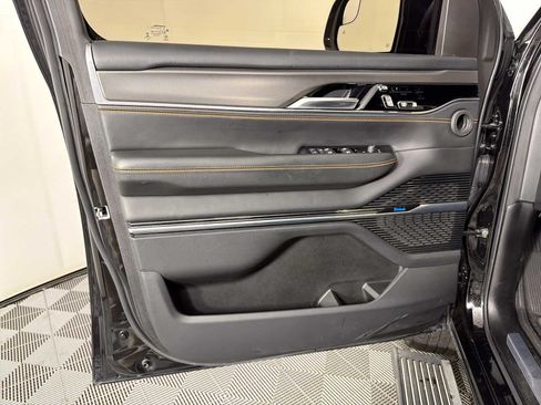 Used 2023 Jeep Grand Wagoneer Series III w/ Rear Seat Video Group 1 AWD/4WD image 9