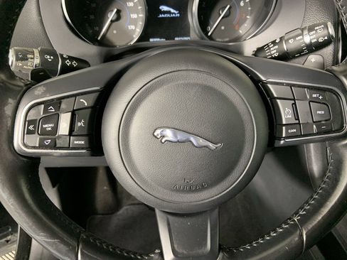 Used 2018 Jaguar F-PACE Premium image 30