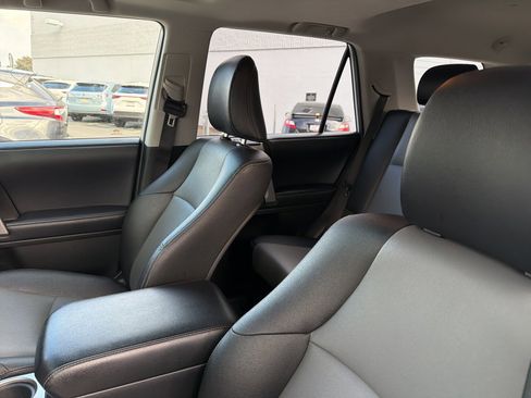 Used 2018 Toyota 4Runner SR5 Premium image 8