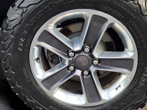Used 2019 Jeep Wrangler Unlimited Sahara AWD/4WD image 38