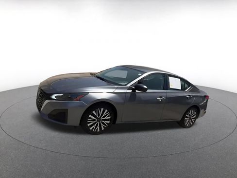 Used 2025 Nissan Altima 2.5 SV FWD image 8