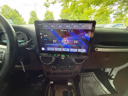 Used 2015 Jeep Wrangler Unlimited Sahara w/ Connectivity Group AWD/4WD image 17