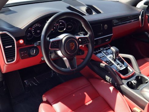 Certified 2023 Porsche Cayenne AWD/4WD image 4