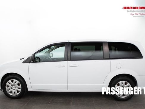 Used 2018 Dodge Grand Caravan SE w/ UConnect Hands-Free Group FWD image 5