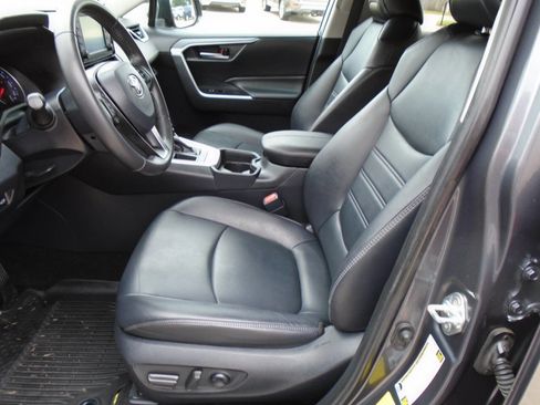 Used 2019 Toyota RAV4 XLE Premium FWD image 9