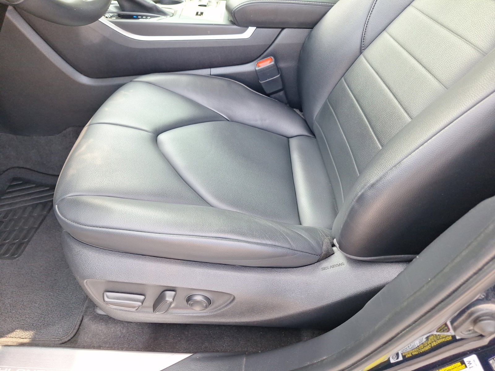 Used 2023 Toyota Highlander XLE FWD image 16
