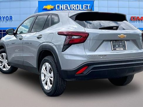 Used 2024 Chevrolet Trax LS w/ Driver Confidence Package FWD image 4