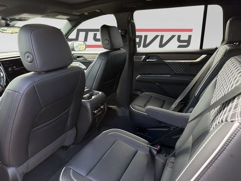 Used 2025 GMC Acadia Denali w/ Super Cruise Package FWD image 16