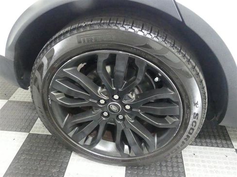 Used 2017 Land Rover Discovery HSE AWD/4WD image 12