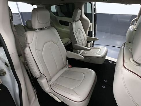 Used 2020 Chrysler Pacifica Limited FWD image 46