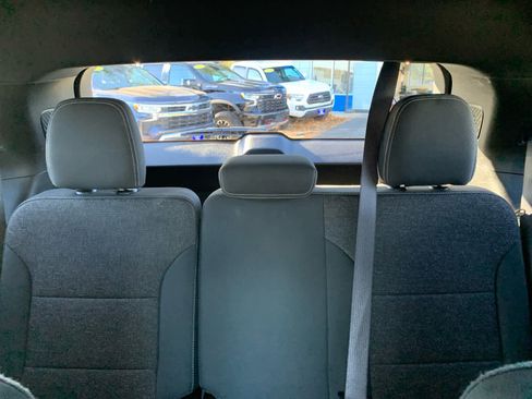 Used 2025 Chevrolet Traverse LT image 39