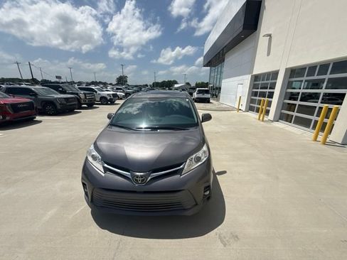 Used 2018 Toyota Sienna XLE w/ XLE Navigation Package FWD image 8