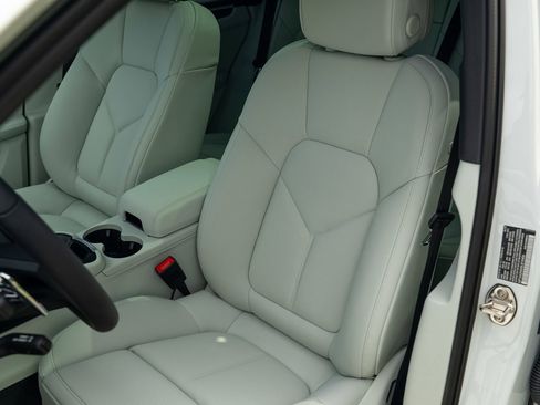 New 2025 Porsche Macan image 5