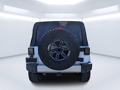 Used 2015 Jeep Wrangler Unlimited Sahara w/ Connectivity Group AWD/4WD image 4