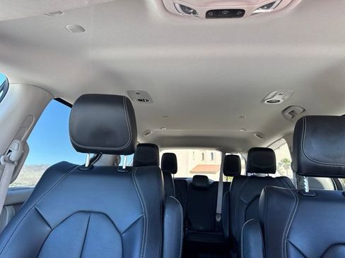 Used 2023 Chrysler Pacifica Touring-L FWD image 21