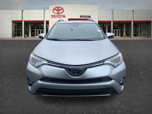 Used 2018 Toyota RAV4 XLE FWD image 2