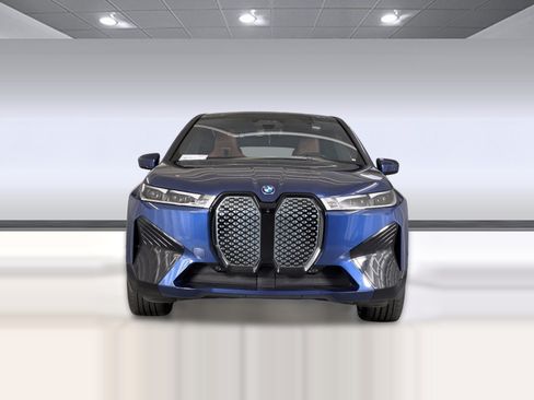 Used 2024 BMW iX xDrive50 w/ Premium Package AWD/4WD image 5