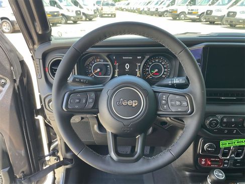 New 2025 Jeep Gladiator Rubicon w/ Convenience Group image 34