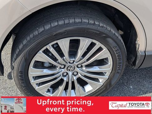 Used 2023 Toyota Venza Limited image 9