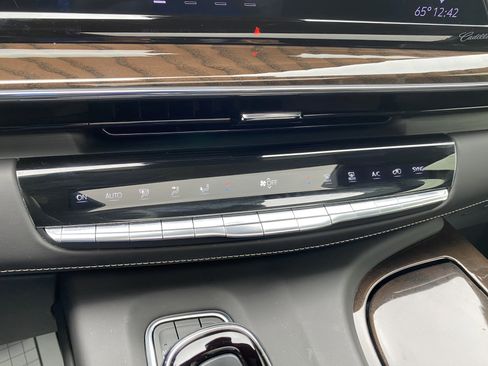 Used 2023 Cadillac Escalade Sport Platinum w/ LPO, ONYX Package image 29