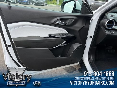 Used 2025 Chevrolet Trax LT FWD image 10