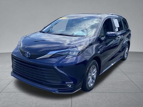 Used 2025 Toyota Sienna XLE FWD image 2