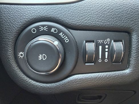 Used 2015 Jeep Cherokee Latitude w/ Cold Weather Group AWD/4WD image 33