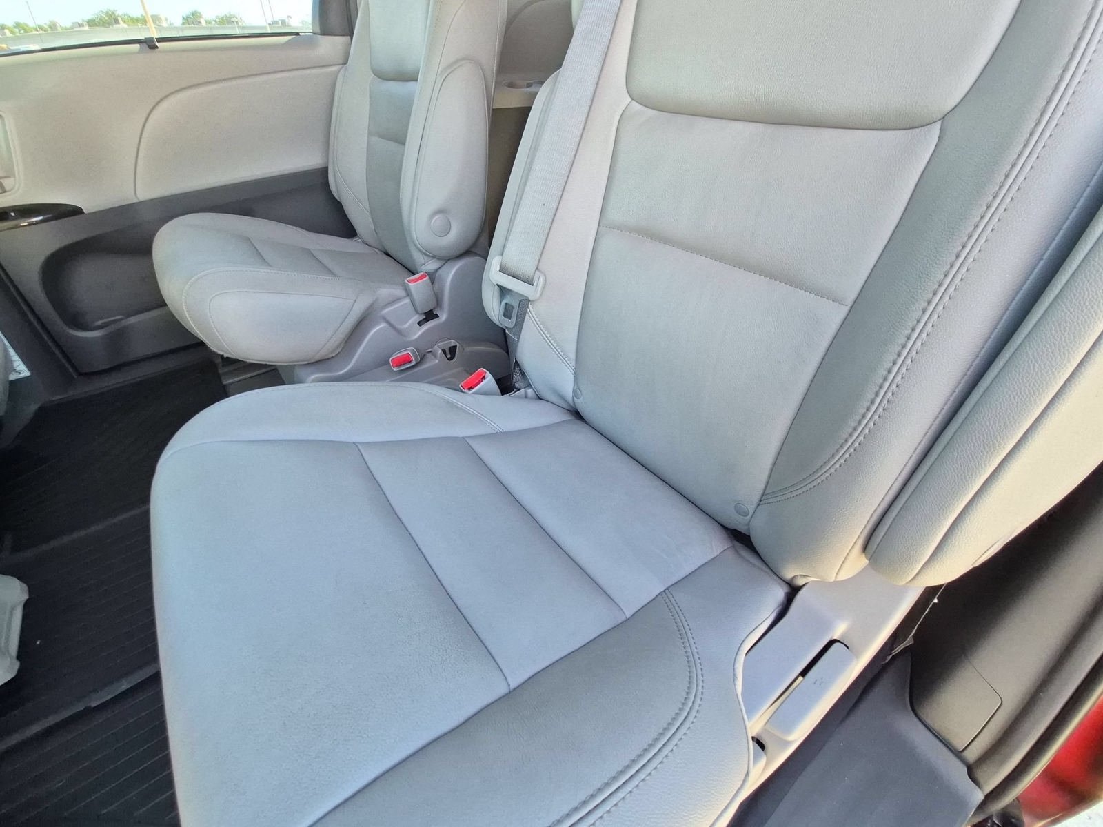 Used 2019 Toyota Sienna XLE w/ XLE Navigation Package FWD image 28