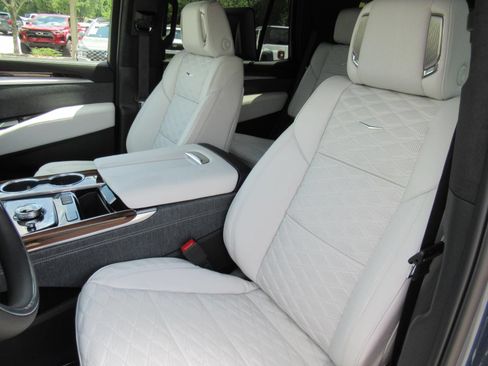 New 2026 Cadillac Escalade Platinum Luxury w/ LPO, Radiant Package AWD/4WD image 23
