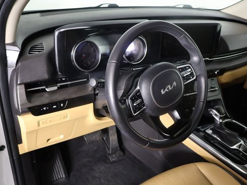 Used 2023 Kia Carnival EX image 25