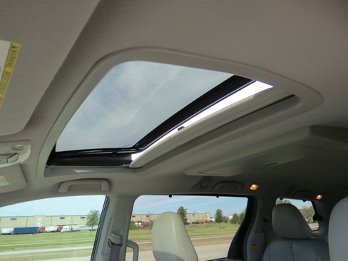 Used 2012 Toyota Sienna XLE image 28