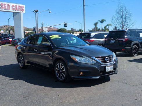 Used 2017 Nissan Altima 2.5 SV image 3